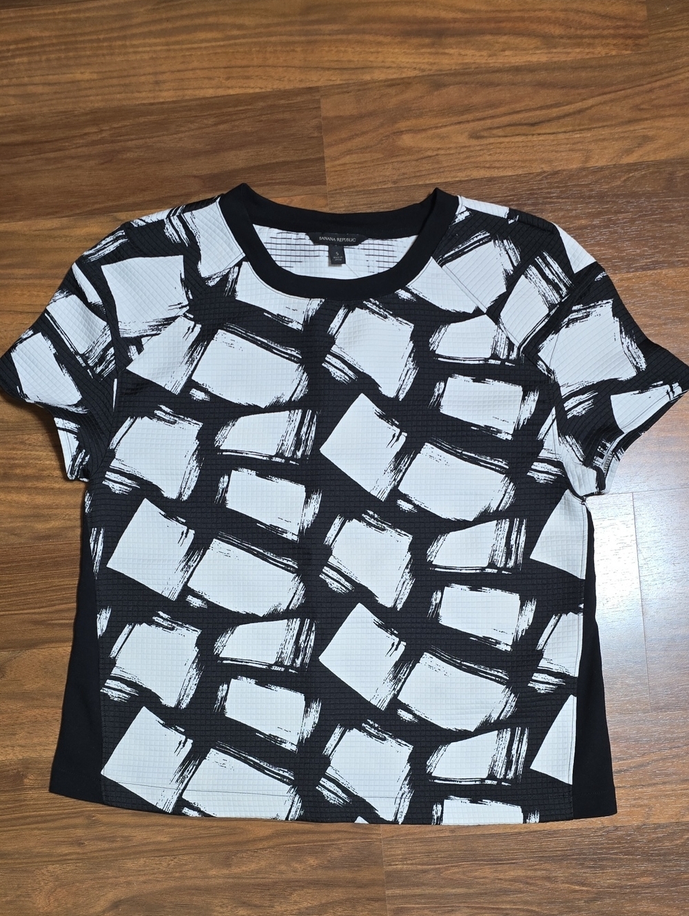Banana Republic Painterly Print Quilted Crewneck Tee Black White